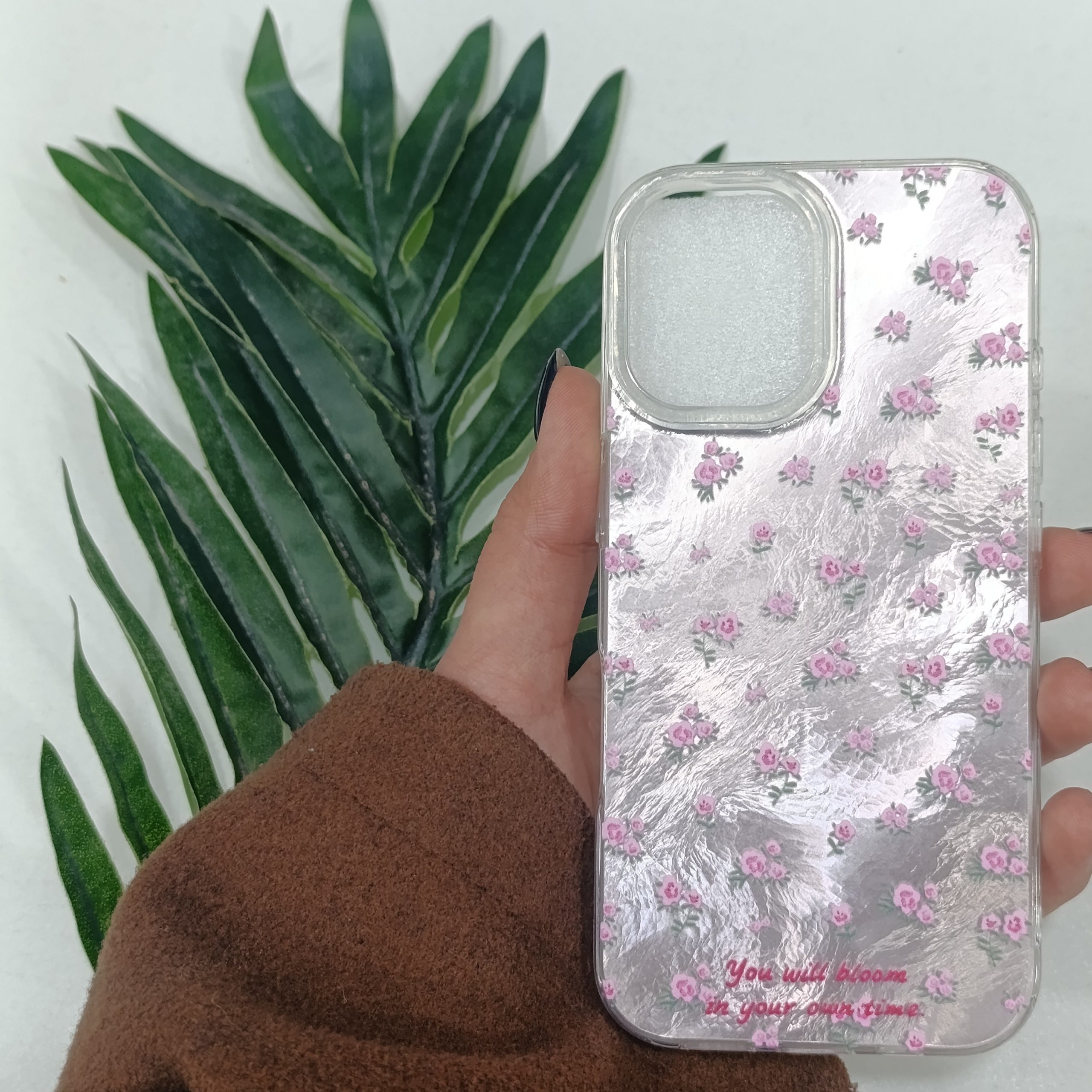 گارد گوشی آیفون Iphone 16 مدل فانتزی دخترانه طرح گل قاب و کاور و محافظ موبایل آیفون 16 نرمال